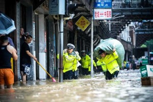 暴雨再袭榕江灾区现场直击，生命至上，众志成城，暴雨再袭榕江灾区 救援攻坚进行时，生命至上聚众志