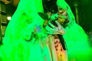 2025万圣夜恐怖视频合集：惊悚短片、创意装扮、鬼屋实拍
