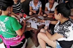 高清一男一女打牌照片：情侣对弈精彩瞬间