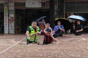 暴雨中的生命接力，航拍视角下的榕江全城撤离实录，暴雨榕江全城撤离，航拍下的生命接力实录