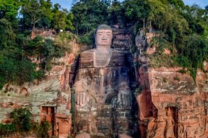 乐山大佛高温休假引关注 文物保护与旅游平衡再成焦点，乐山大佛高温闭园引热议 文保与旅游如何平衡再掀争议