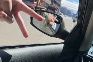 三只手指比耶手势含义解析：年轻人拍照新潮流