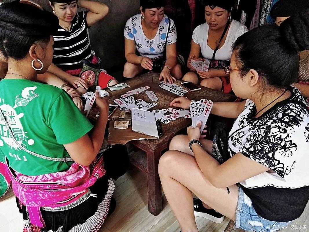 高清一男一女打牌照片:情侣对弈精彩瞬间