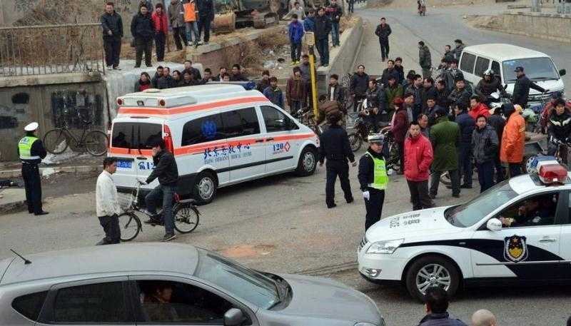山东临沂张彦开车撞人后裸体阻挡救护车视频曝光 女司机肇事阻救全过程