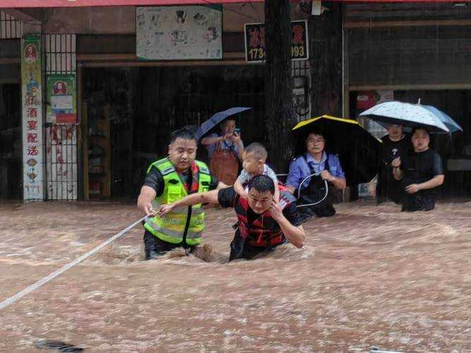 暴雨中的生命接力，航拍视角下的榕江全城撤离实录