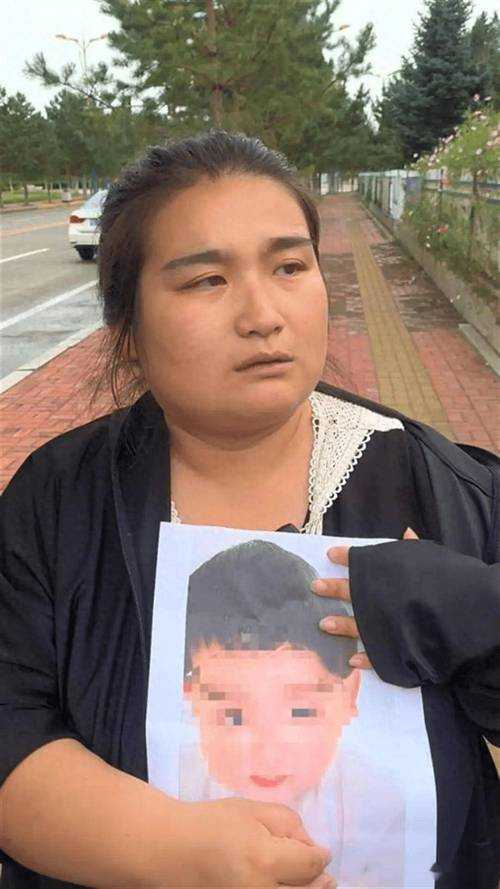 事件回顾，生父将女童塞入后备箱引发全网关注