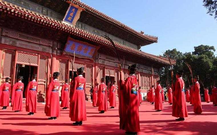 考生考上北大在宗祠办谢恩仪式引热议,老张家的祠堂飘起孔明灯